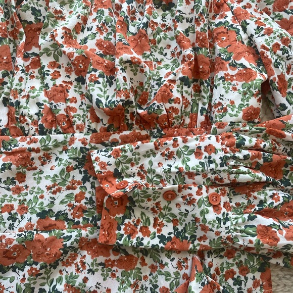 Cute form fitting dress - Picture 3 of 5